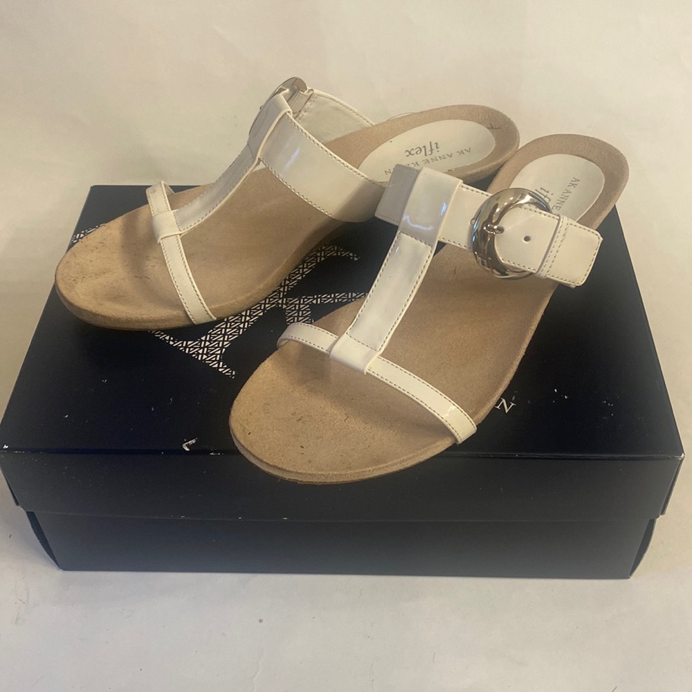 ANNE KLEIN AK Lanza Faux Patent Leather T Strap Slip On Sandals White 8 $69 lcsr